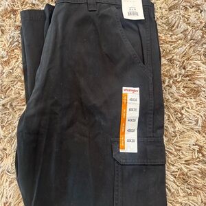 Wrangler Men's Black Relaxed Fit Twill Cargo Pants with Utility Pockets